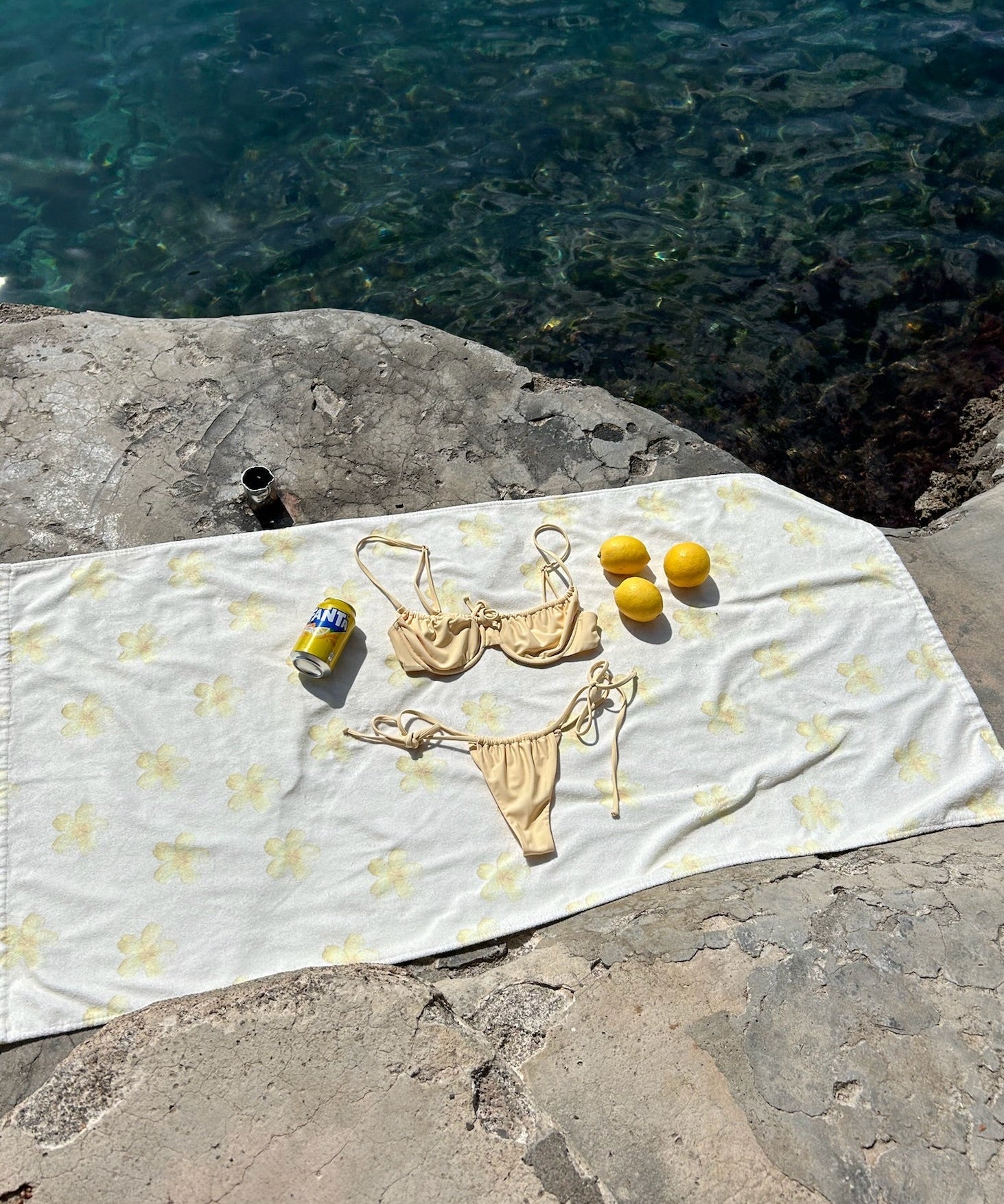 Strandhåndklæde - Blomstret Gul - ByStenholt.dk