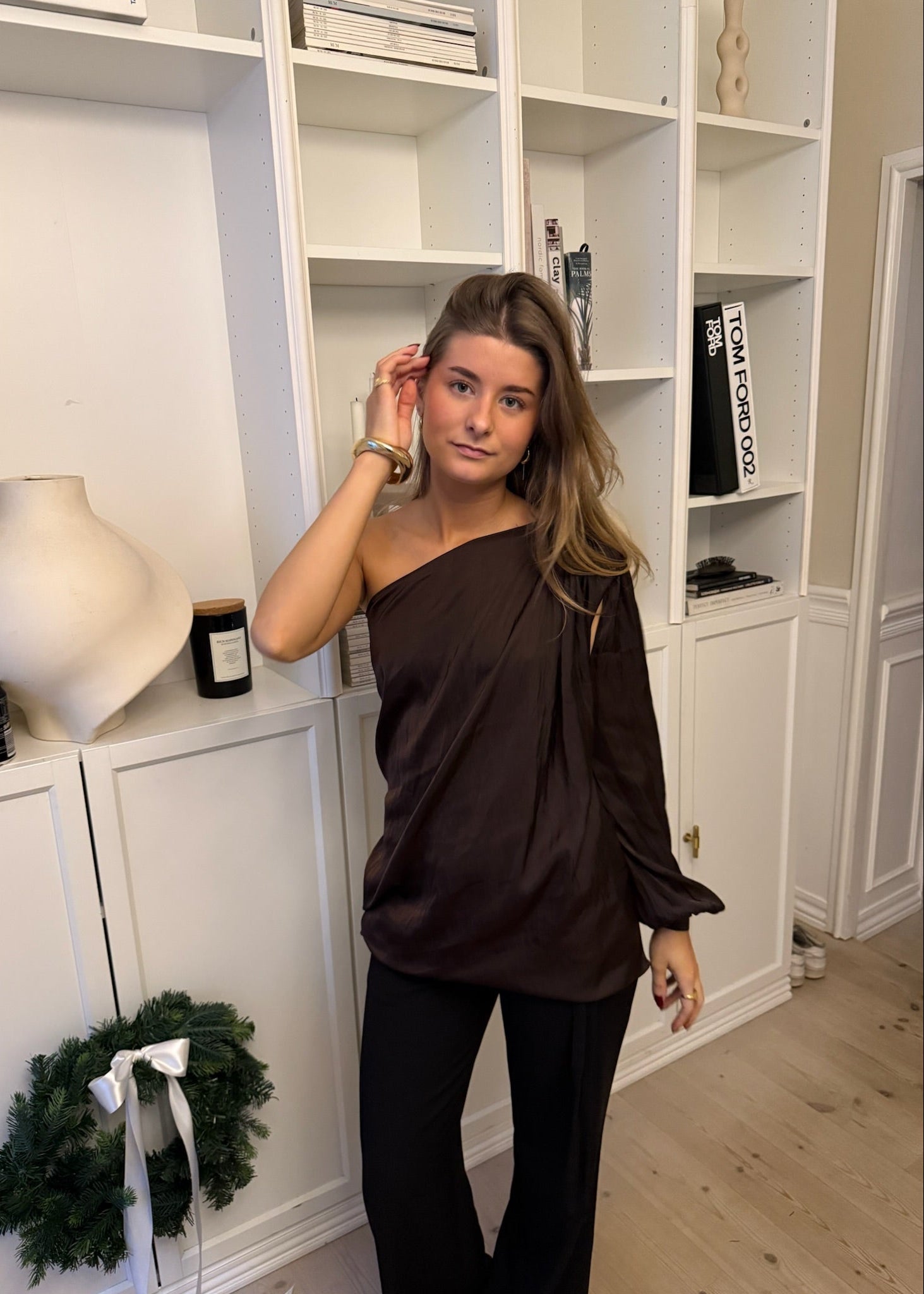 Alessa One Shoulder Bluse - Mørkebrun - ByStenholt.dk