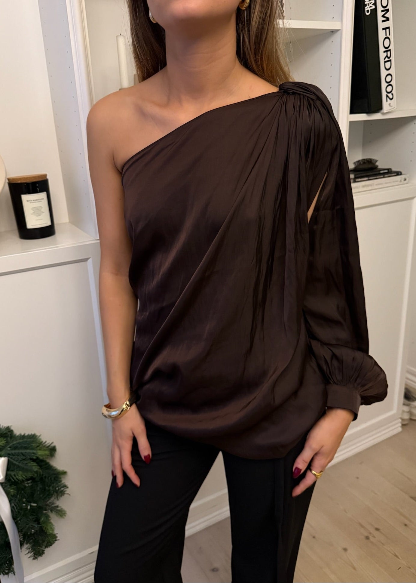 Alessa One Shoulder Bluse - Mørkebrun - ByStenholt.dk
