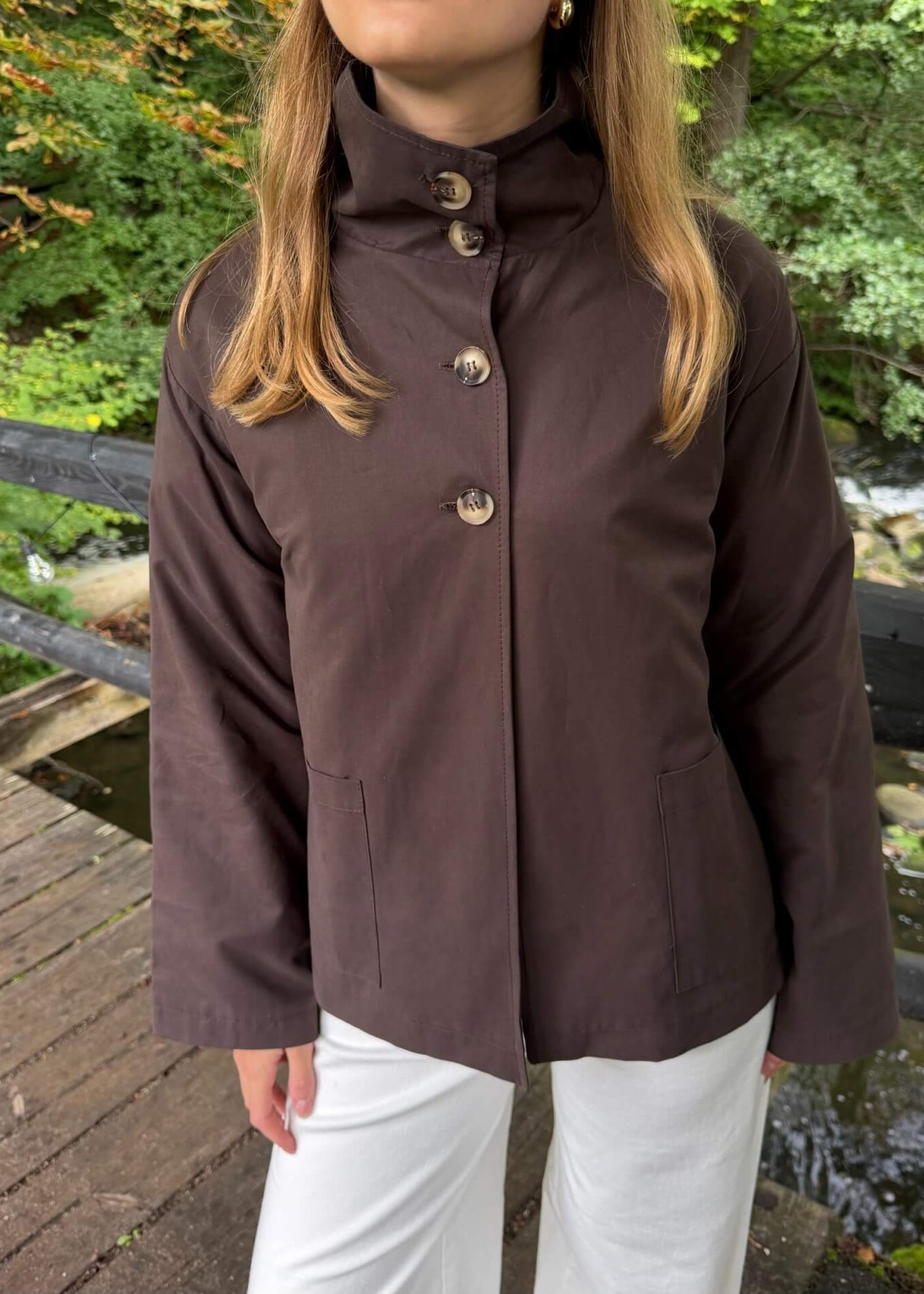 Alva Kort Trenchcoat - Mørkebrun - ByStenholt.dk