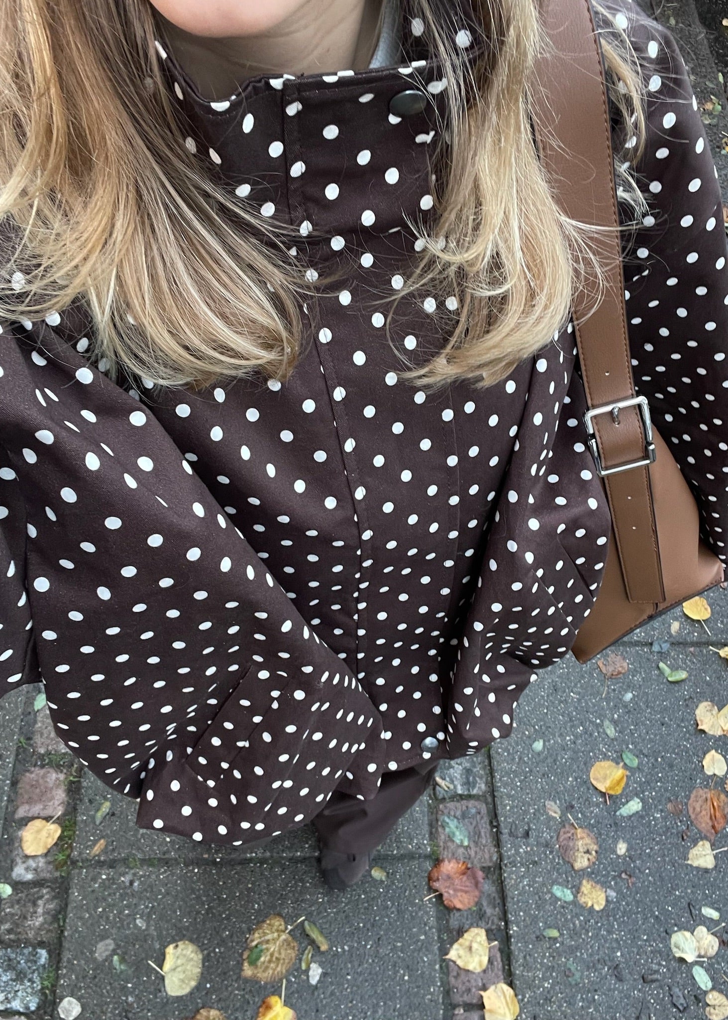 Amara Jakke med Polkaprikker - Brun/Hvid - ByStenholt.dk