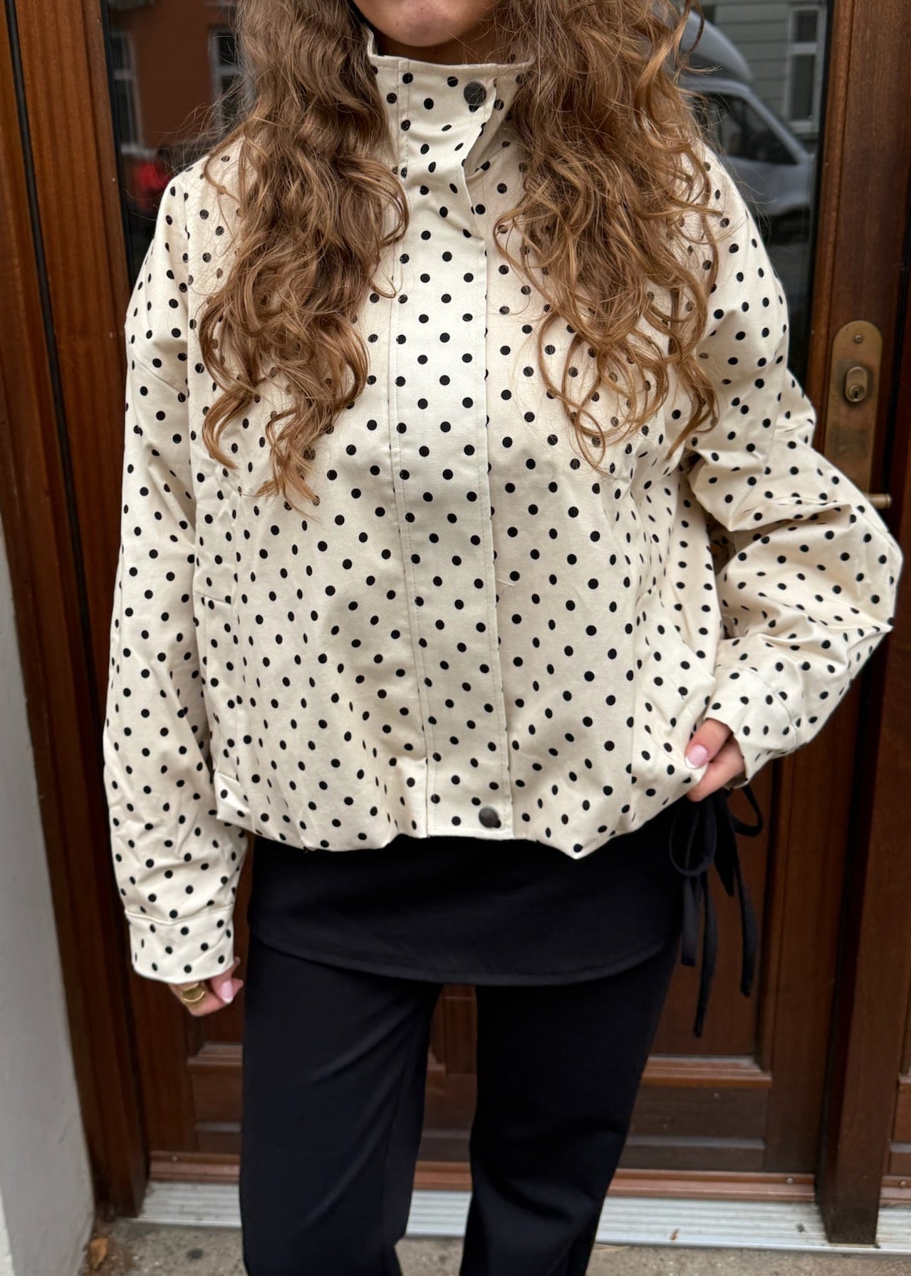 Amara Jakke med Polkaprikker - Creme/Sort - ByStenholt.dk