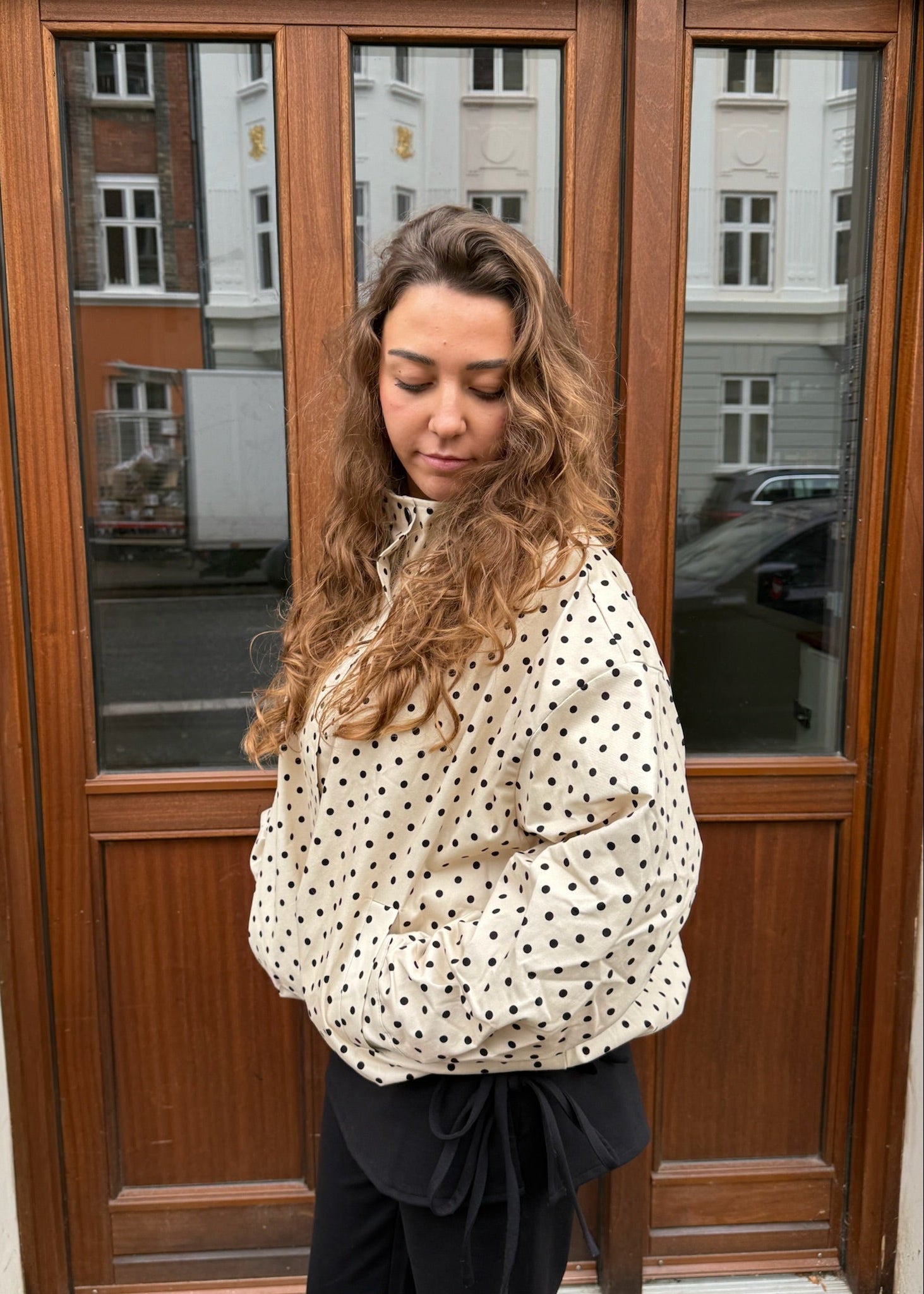 Amara Jakke med Polkaprikker - Creme/Sort - ByStenholt.dk