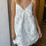 Broderet Ava Kjole med Åben Ryg - Hvid - ByStenholt.dk