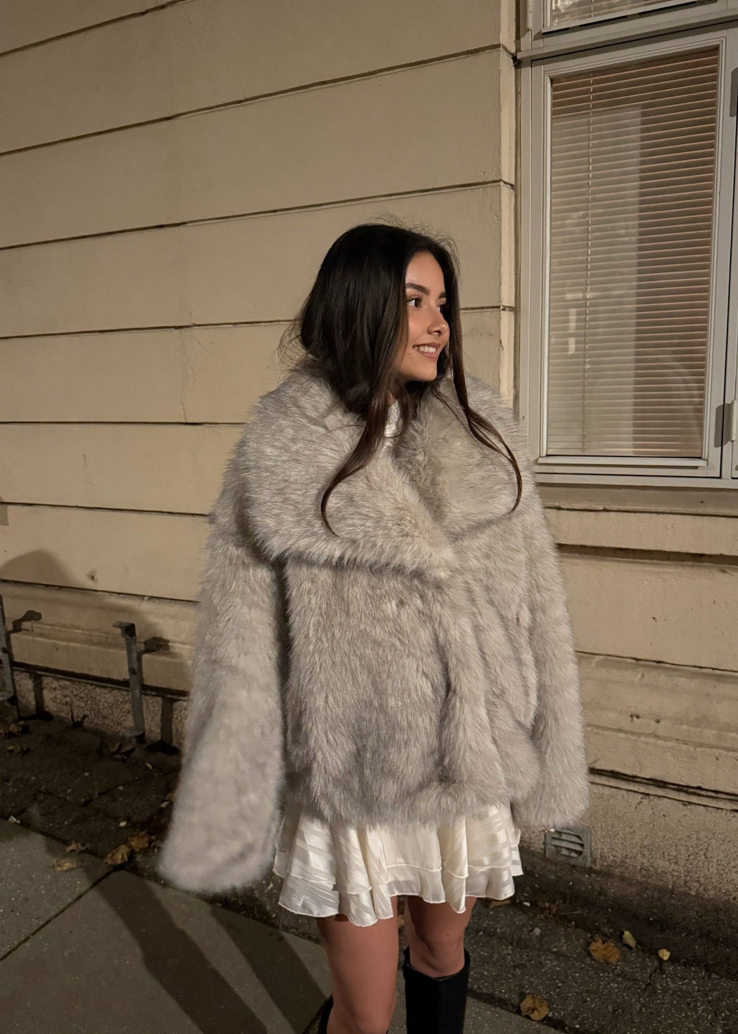 Faux Fur Kort Jakke - Taupe - ByStenholt.dk