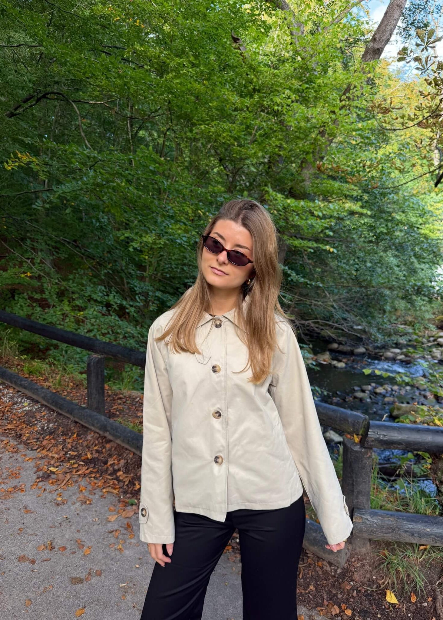 Klassisk Kort Trenchcoat - Beige - ByStenholt.dk