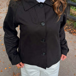Klassisk Kort Trenchcoat - Sort - ByStenholt.dk