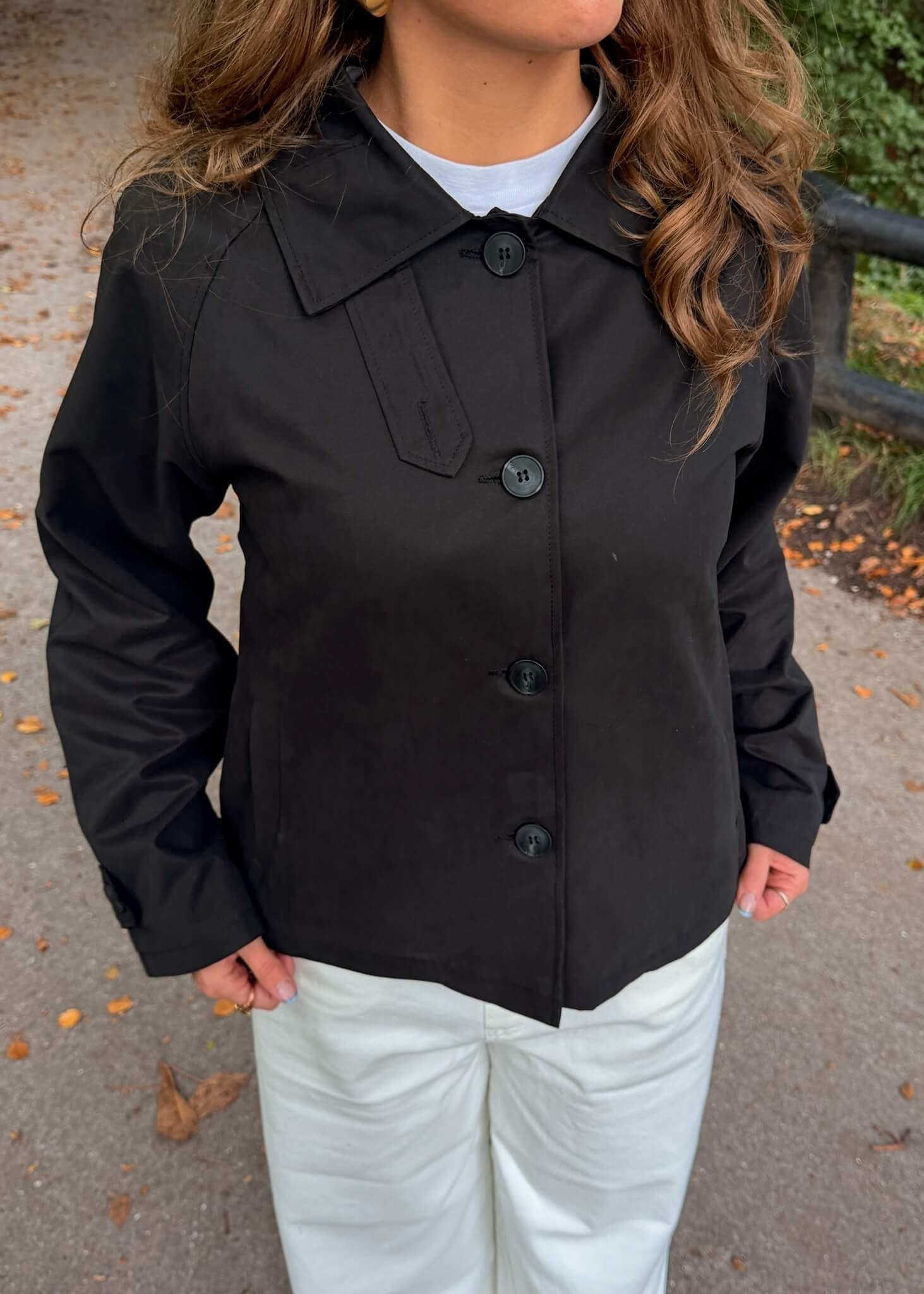 Klassisk Kort Trenchcoat - Sort - ByStenholt.dk