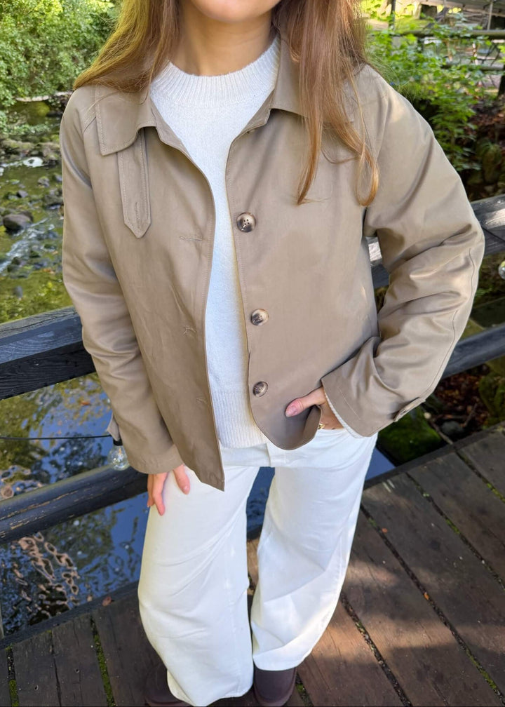 Klassisk Kort Trenchcoat - Taupe - ByStenholt.dk