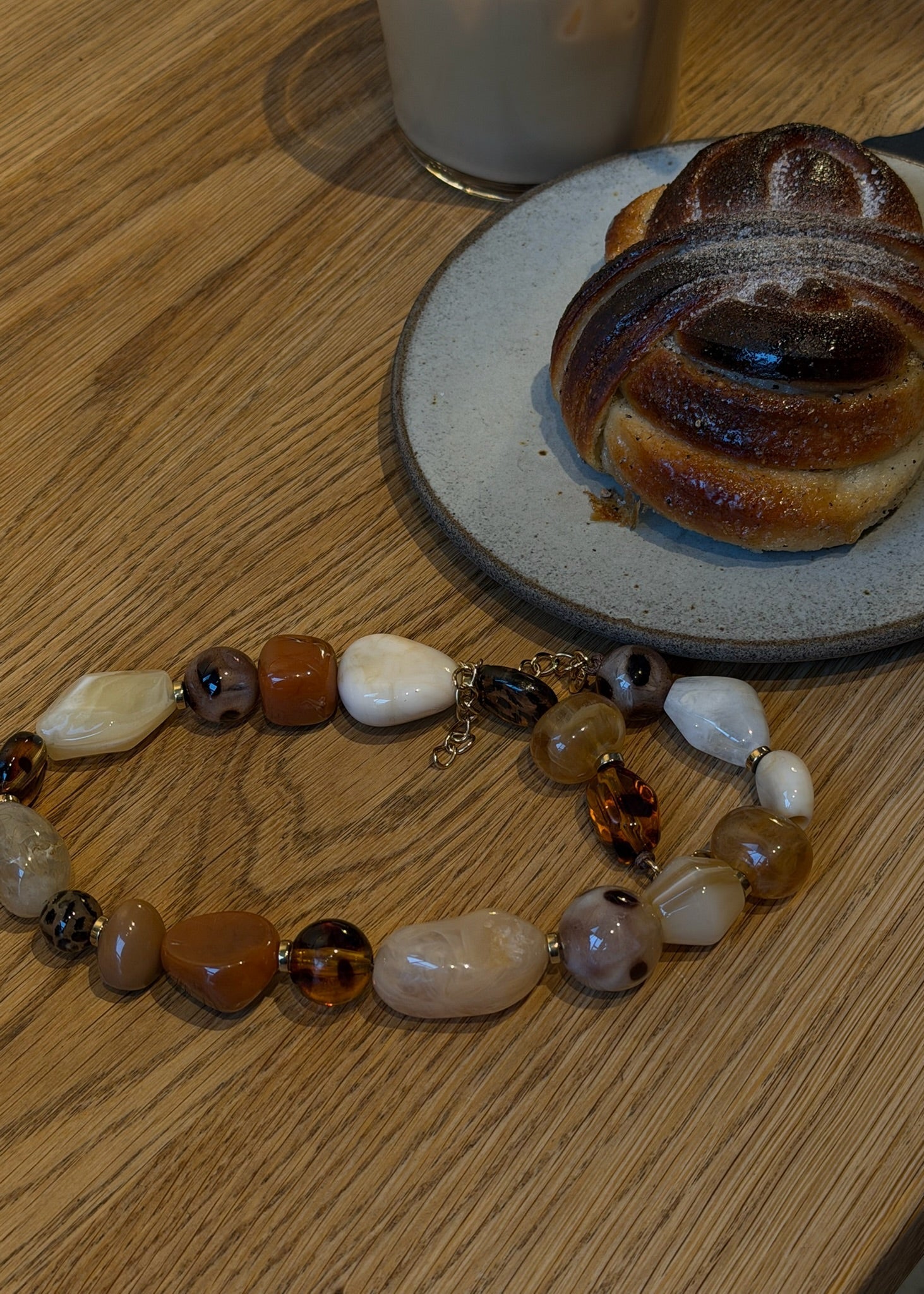 Laura Perlehalskæde - Brun - ByStenholt.dk