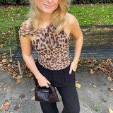 Leopard Asymmetrisk Top - ByStenholt.dk