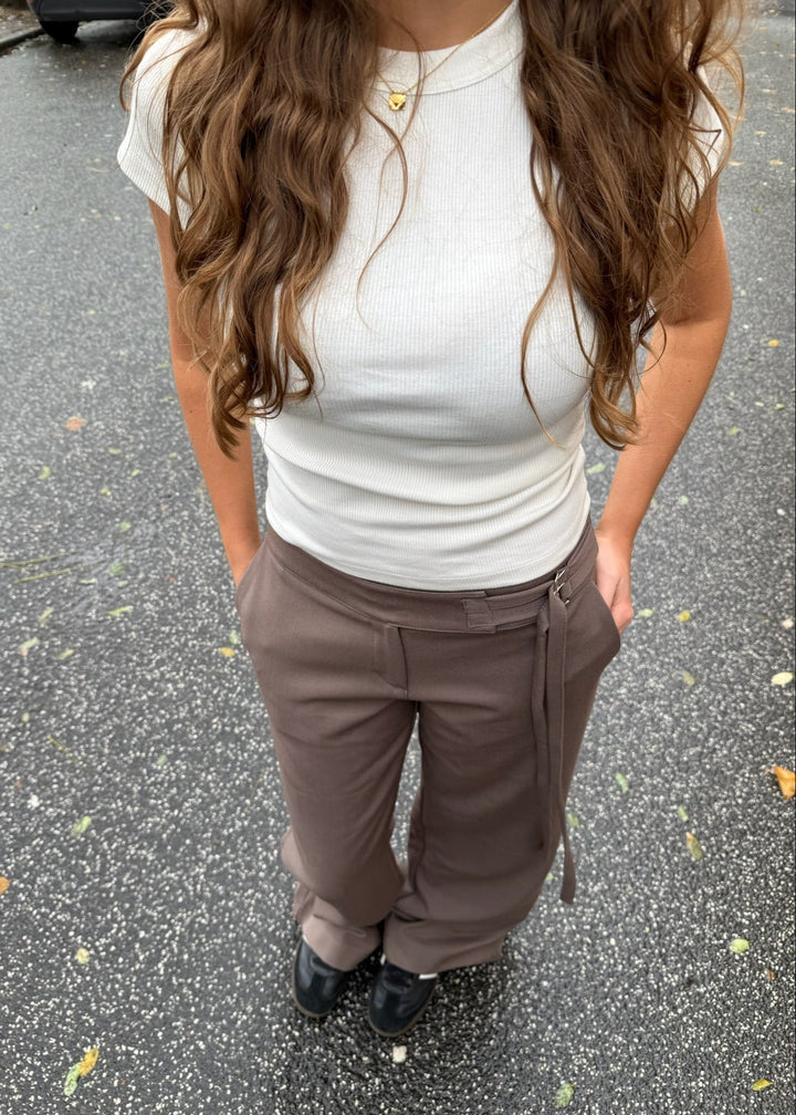 Low Waist Bukser med Spænde - Brun - ByStenholt.dk