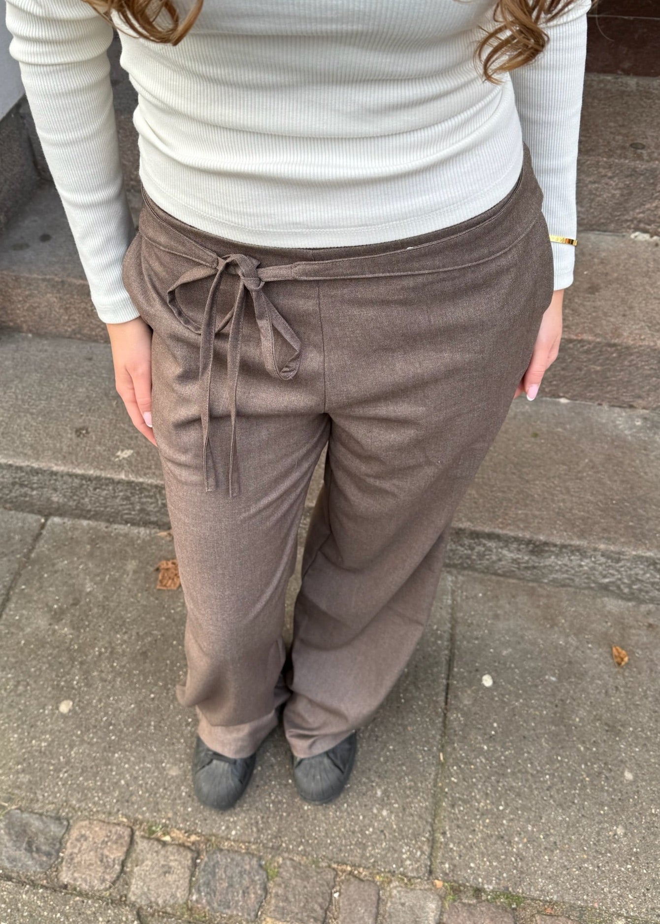 Milu Bukser med Bindebælte - Mørkebrun - ByStenholt.dk