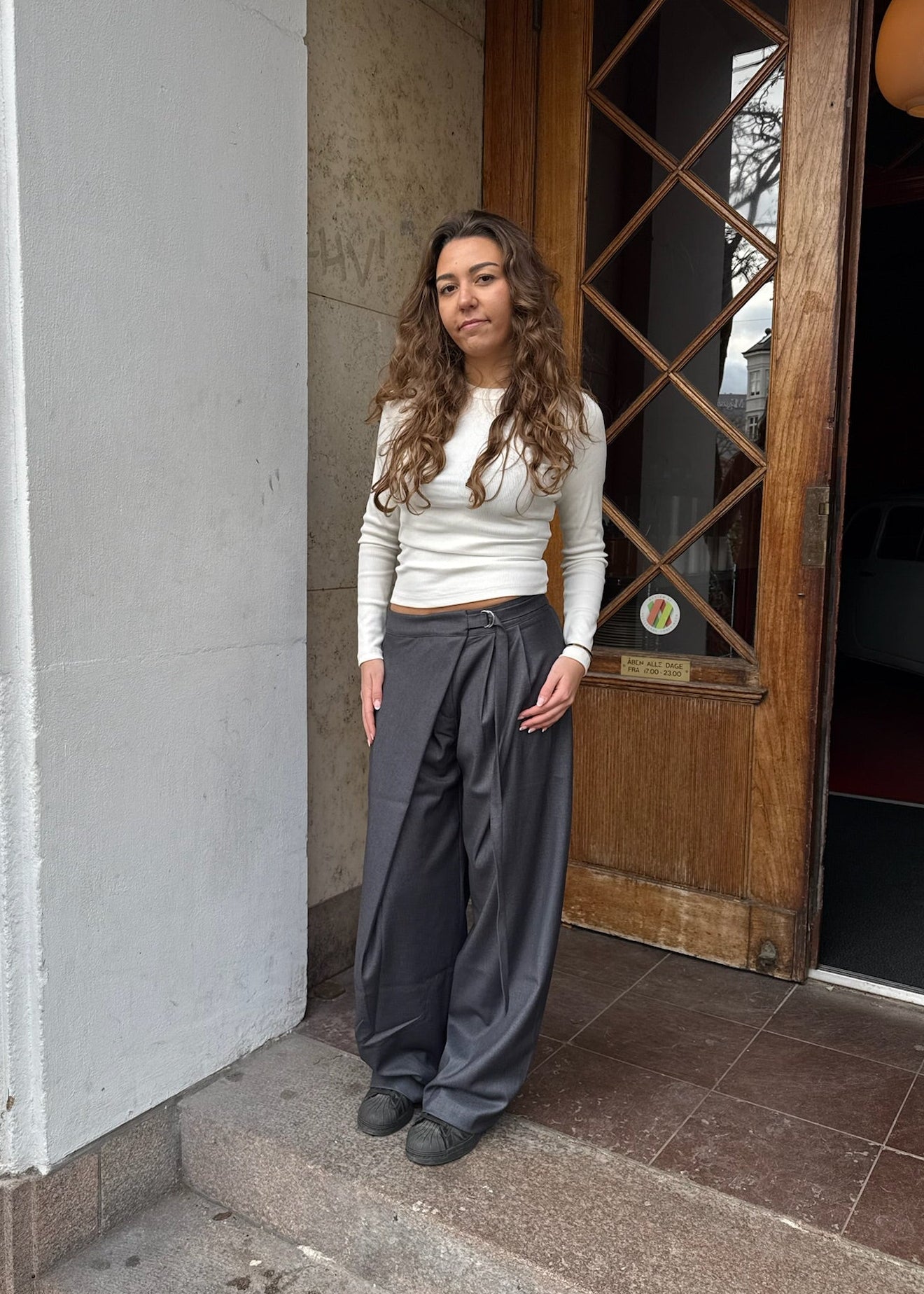 Nula Bukser med Crossover og Spænde - Mørkegrå - ByStenholt.dk