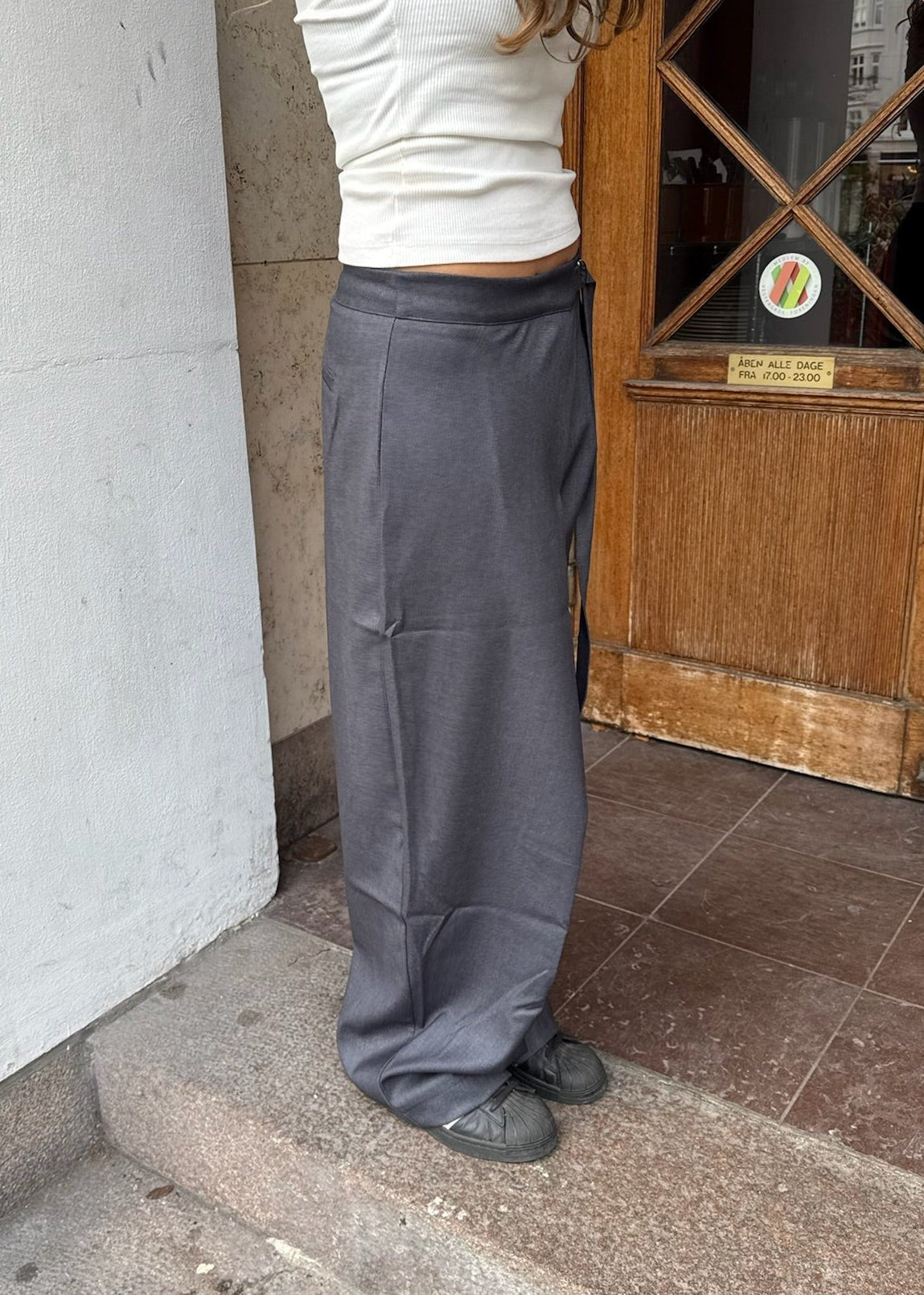 Nula Bukser med Crossover og Spænde - Mørkegrå - ByStenholt.dk