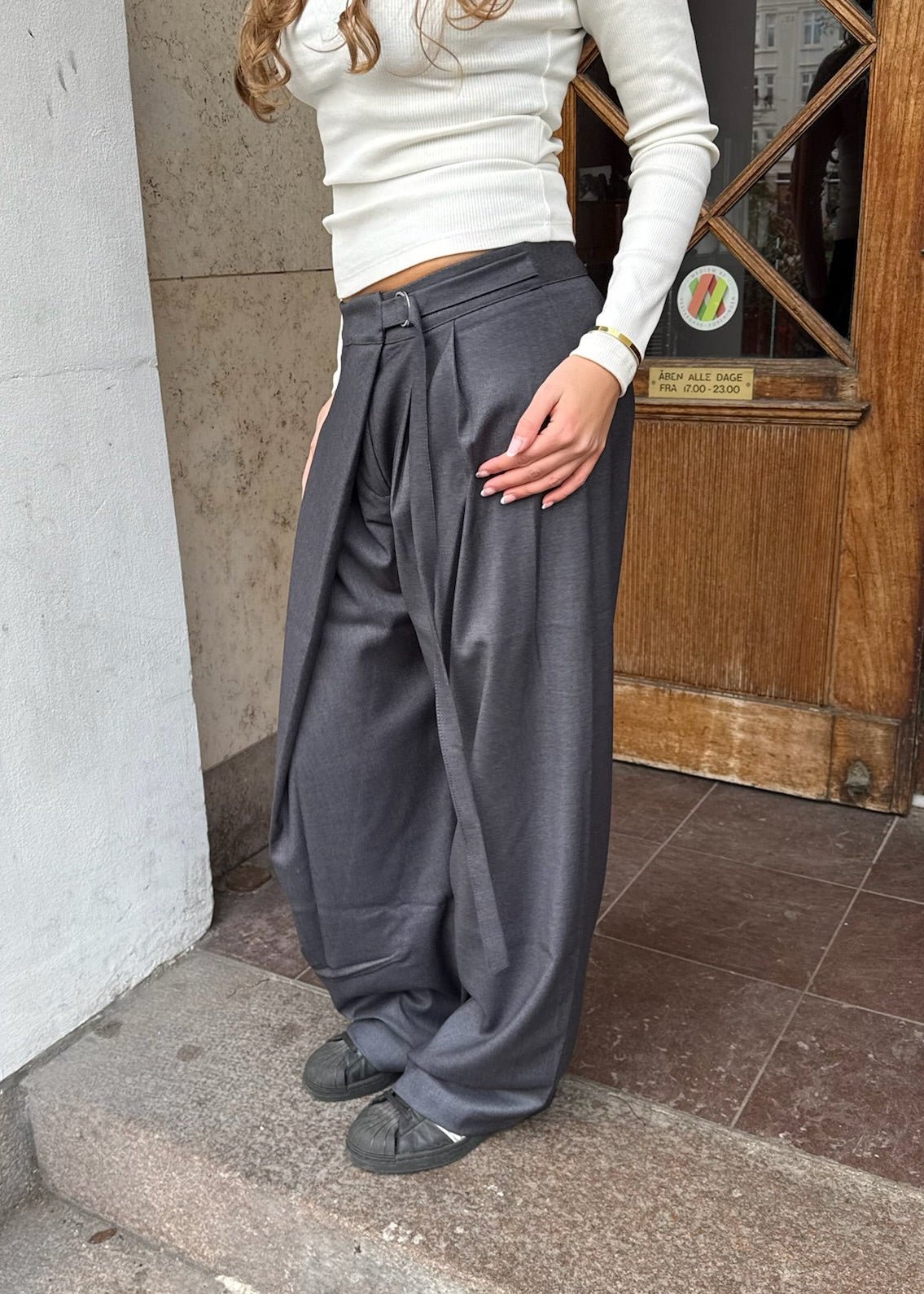 Nula Bukser med Crossover og Spænde - Mørkegrå - ByStenholt.dk