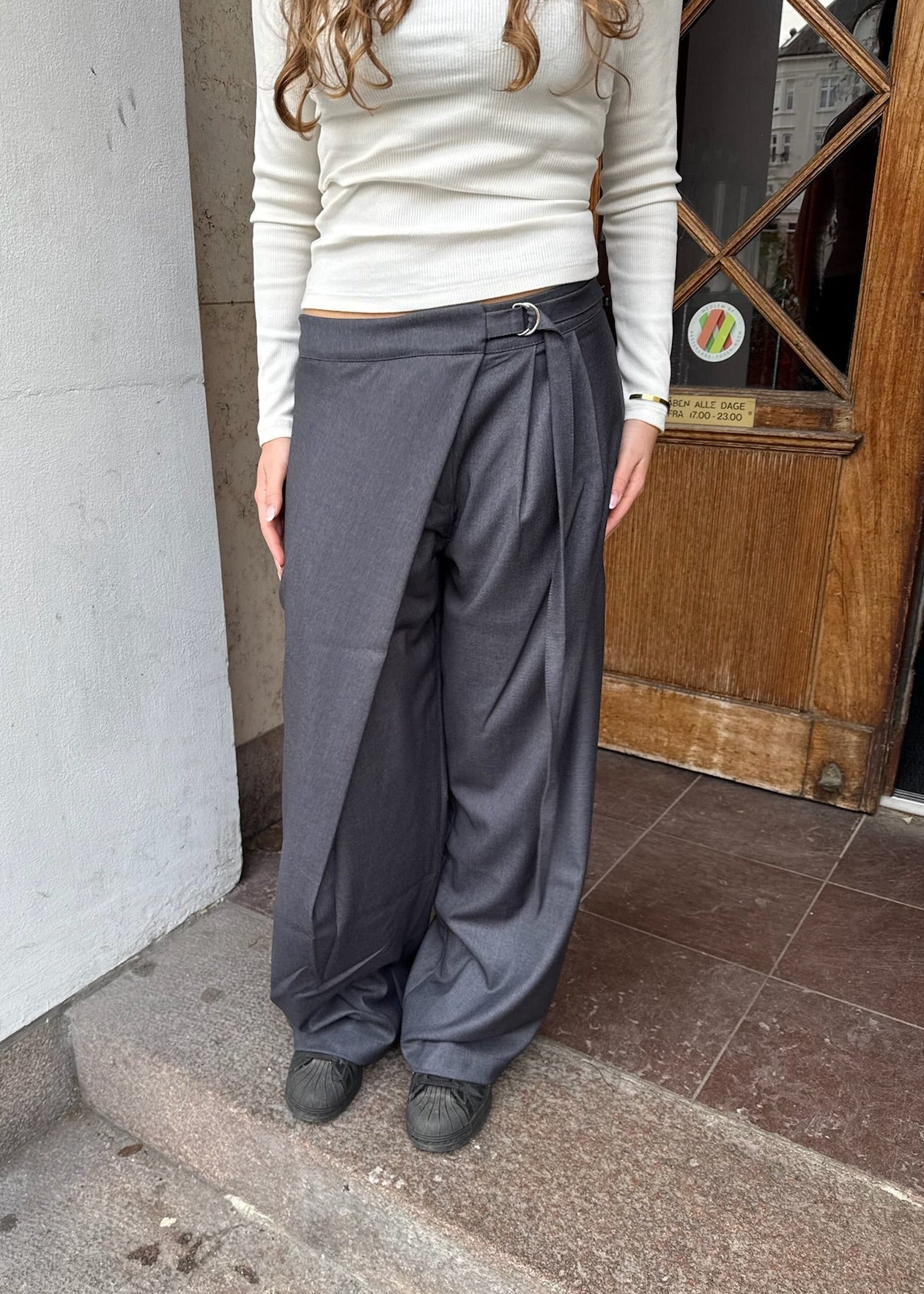 Nula Bukser med Crossover og Spænde - Mørkegrå - ByStenholt.dk