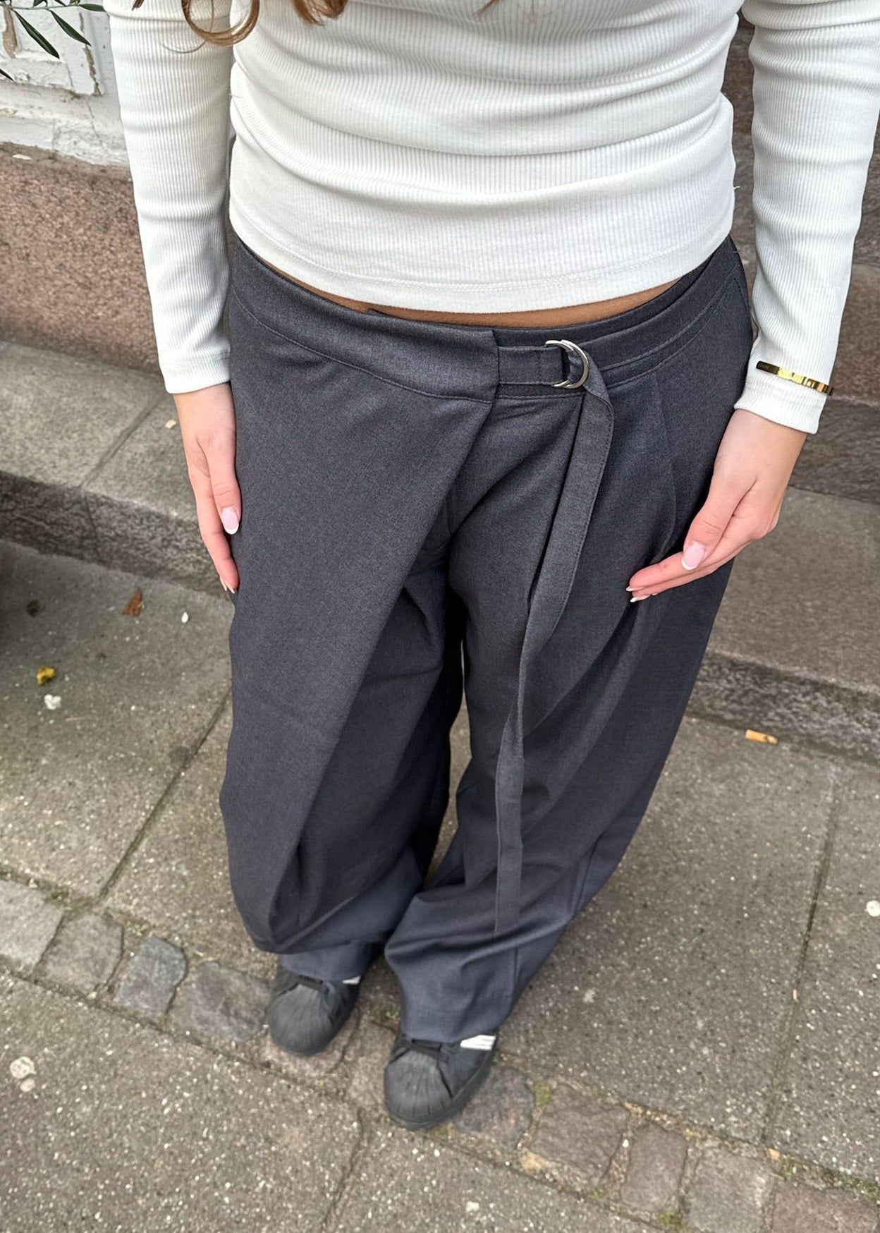 Nula Bukser med Crossover og Spænde - Mørkegrå - ByStenholt.dk