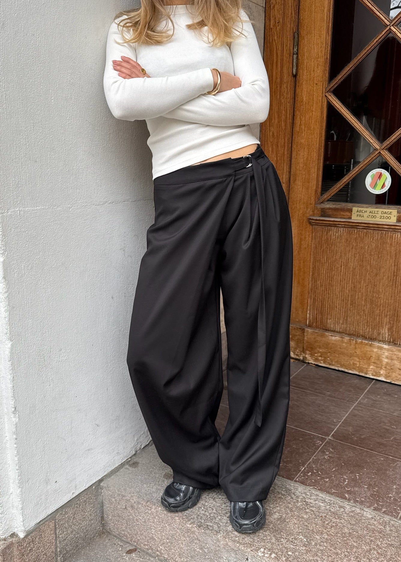 Nula Bukser med Crossover og spænde - Sort - ByStenholt.dk