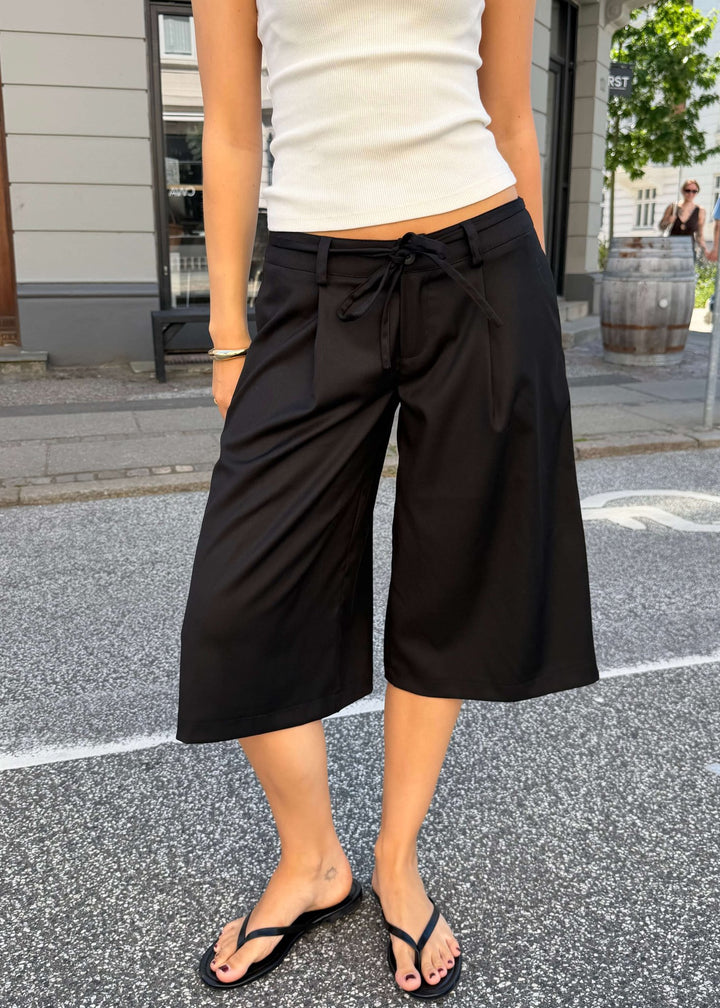 Vide Bermuda Shorts (lang) - Sort - ByStenholt.dk